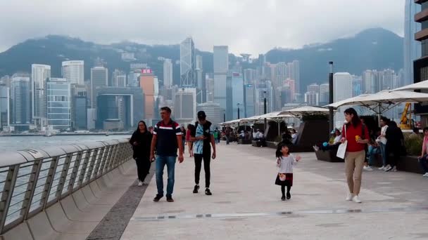香港、中国、2019 年 3 月 22 日: スローモーションの訪れる観光客星の通り。星光大道、香港のビクトリア ・ ハーバー沿いに。2019 年に閉じて、 — ストック動画