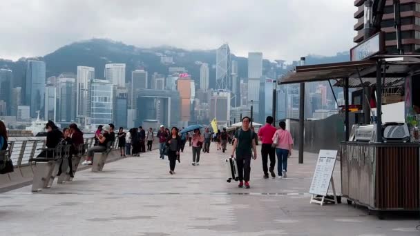 Hong Kong, Čína, 22 března 2019: pomalý pohyb turistů navštíví Avenue hvězd. Avenue of Stars se nachází u přístavu Victoria v Hong Kongu. A znovu v roce 2019 — Stock video