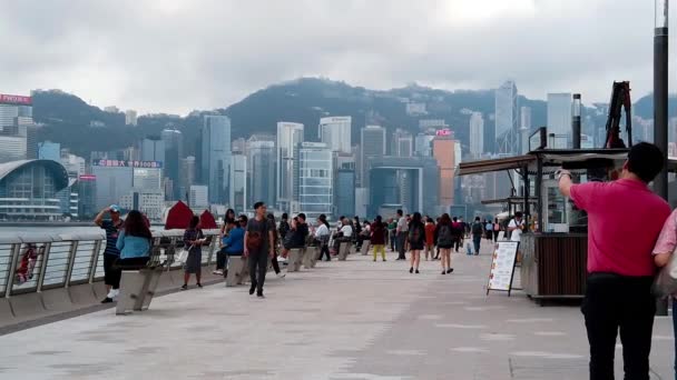Hong kong, china, 22. März 2019: Zeitlupe von Touristen, die die Allee der Sterne besuchen. Die Allee der Sterne befindet sich entlang des Viktoria-Hafens in Hongkong. Wiedereröffnung 2019 — Stockvideo