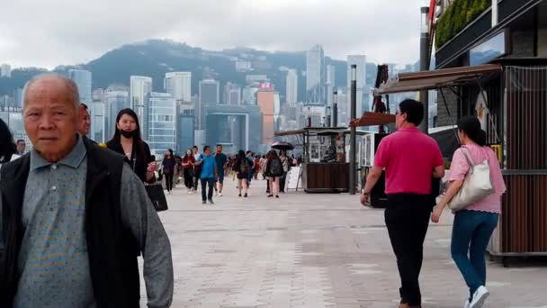 香港、中国、2019 年 3 月 22 日: スローモーションの訪れる観光客星の通り。星光大道、香港のビクトリア ・ ハーバー沿いに。2019 年に閉じて、 — ストック動画