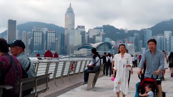 Hong Kong, Čína, 22 března 2019: pomalý pohyb turistů navštíví Avenue hvězd. Avenue of Stars se nachází u přístavu Victoria v Hong Kongu. A znovu v roce 2019 — Stock video