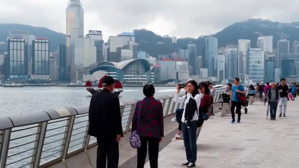 Hong Kong, Čína, 22 března 2019: pomalý pohyb turistů navštíví Avenue hvězd. Avenue of Stars se nachází u přístavu Victoria v Hong Kongu. A znovu v roce 2019 — Stock video