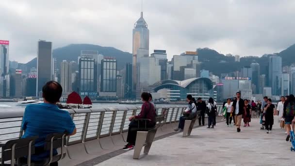 Hong Kong, China, 22 de marzo de 2019: Slow Motion of Tourists visiting the Avenue of the Stars. La Avenida de las Estrellas se encuentra a lo largo del Puerto Victoria en Hong Kong. Y reabrir en 2019 — Vídeo de stock