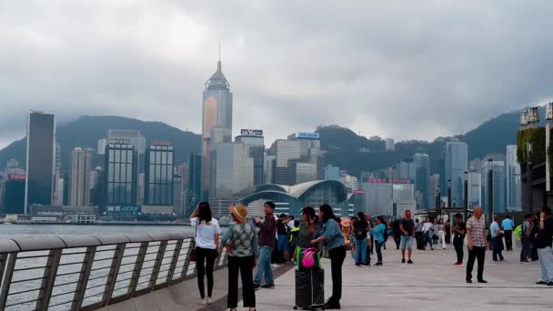 Hong Kong, China, 22 de março de 2019: Slow Motion of Tourists visiting the Avenue of the Stars. A Avenida das Estrelas está localizada ao longo do Porto Victoria, em Hong Kong. E reabrir em 2019 — Vídeo de Stock