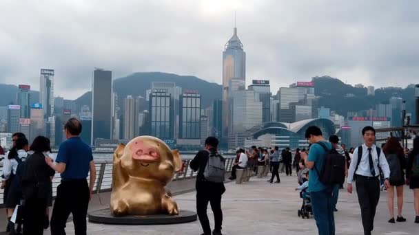 Hong Kong, Cina, 22 marzo 2019: Slow Motion of Tourists in visita all'Avenue of the Stars. L'Avenue of Stars si trova lungo il Victoria Harbor di Hong Kong. E riaprire nel 2019 — Video Stock