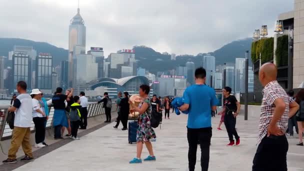 Hong Kong, Čína, 22 března 2019: pomalý pohyb turistů navštíví Avenue hvězd. Avenue of Stars se nachází u přístavu Victoria v Hong Kongu. A znovu v roce 2019 — Stock video