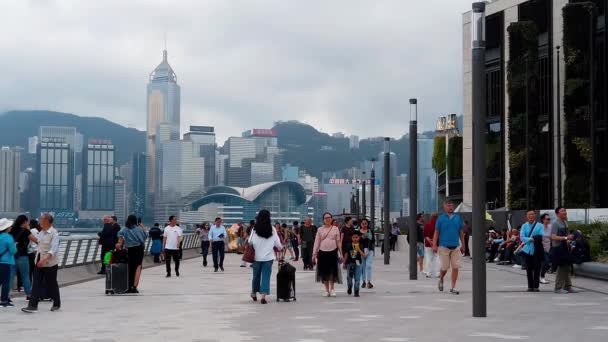 Hong Kong, Cina, 22 marzo 2019: Slow Motion of Tourists in visita all'Avenue of the Stars. L'Avenue of Stars si trova lungo il Victoria Harbor di Hong Kong. E riaprire nel 2019 — Video Stock