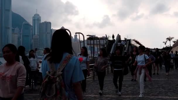 Hong Kong, Čína, 22 března 2019: pomalý pohyb turistů navštíví Avenue hvězd. Avenue of Stars se nachází u přístavu Victoria v Hong Kongu. A znovu v roce 2019 — Stock video