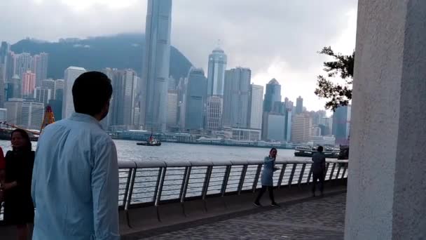 Hong Kong, Çin, 22 Mart 2019: yavaş hareket, Avenue yıldız turist ziyaret. Yıldız Avenue Hong Kong Victoria Limanı bulunmaktadır. Ve 2019 yılında yeniden aç — Stok video