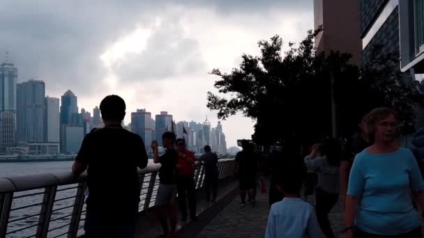 Hong Kong, China, 22 de março de 2019: Slow Motion of Tourists visiting the Avenue of the Stars. A Avenida das Estrelas está localizada ao longo do Porto Victoria, em Hong Kong. E reabrir em 2019 — Vídeo de Stock