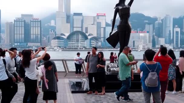 Hong Kong, Chine, 22 mars 2019 : Mouvement lent des touristes visitant l'avenue des étoiles. L'avenue des étoiles est située le long du port de Victoria à Hong Kong. Et rouvrir en 2019 — Video