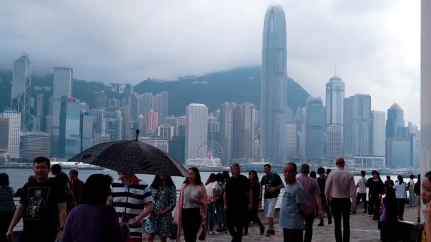 Гонконг, Китай, 22 березня 2019: повільний рух з туристів, які відвідують Авеню оф зірки. Алея зірок розташований уздовж гавані Вікторія у Гонконгу. І знову відкрити у 2019 — стокове відео