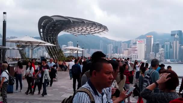 Hong Kong, Čína, 22 března 2019: pomalý pohyb turistů navštíví Avenue hvězd. Avenue of Stars se nachází u přístavu Victoria v Hong Kongu. A znovu v roce 2019 — Stock video