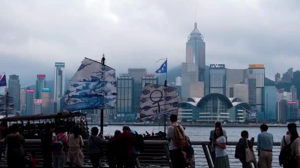 Hong Kong, Kína, 2019. március 22.: lassú mozgás a turisták a csillagok sugárútján. A csillagok Avenue Hong Kong a Victoria kikötő mentén található. És nyissa meg újra a 2019 — Stock videók