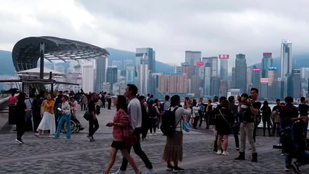 Hong Kong, Kína, 2019. március 22.: lassú mozgás a turisták a csillagok sugárútján. A csillagok Avenue Hong Kong a Victoria kikötő mentén található. És nyissa meg újra a 2019 — Stock videók