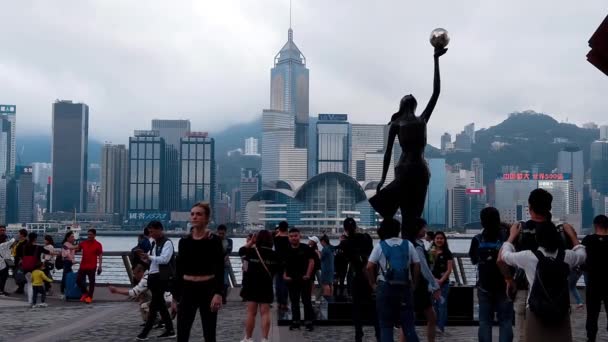 Hong Kong, Chine, 22 mars 2019 : Mouvement lent des touristes visitant l'avenue des étoiles. L'avenue des étoiles est située le long du port de Victoria à Hong Kong. Et rouvrir en 2019 — Video