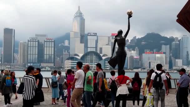 Hong Kong, Čína, 22 března 2019: pomalý pohyb turistů navštíví Avenue hvězd. Avenue of Stars se nachází u přístavu Victoria v Hong Kongu. A znovu v roce 2019 — Stock video