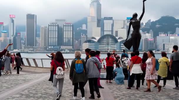 Hong Kong, Çin, 22 Mart 2019: yavaş hareket, Avenue yıldız turist ziyaret. Yıldız Avenue Hong Kong Victoria Limanı bulunmaktadır. Ve 2019 yılında yeniden aç — Stok video