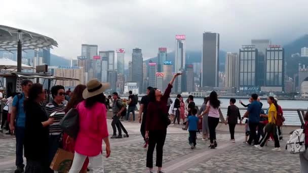 Hong Kong, China, 22 de março de 2019: Slow Motion of Tourists visiting the Avenue of the Stars. A Avenida das Estrelas está localizada ao longo do Porto Victoria, em Hong Kong. E reabrir em 2019 — Vídeo de Stock