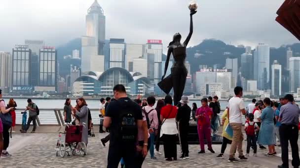 Hong Kong, Chine, 22 mars 2019 : Mouvement lent des touristes visitant l'avenue des étoiles. L'avenue des étoiles est située le long du port de Victoria à Hong Kong. Et rouvrir en 2019 — Video