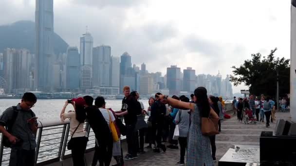 Hong Kong, Čína, 22 března 2019: pomalý pohyb turistů navštíví Avenue hvězd. Avenue of Stars se nachází u přístavu Victoria v Hong Kongu. A znovu v roce 2019 — Stock video