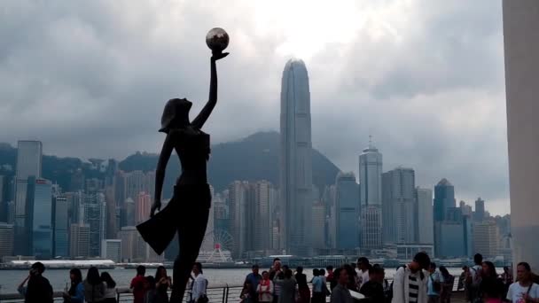 Hong Kong, Cina, 22 marzo 2019: Slow Motion of Tourists in visita all'Avenue of the Stars. L'Avenue of Stars si trova lungo il Victoria Harbor di Hong Kong. E riaprire nel 2019 — Video Stock