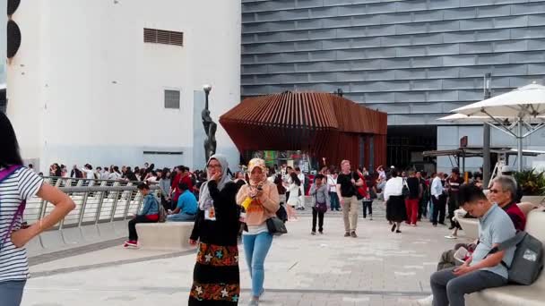 Hong Kong, Cina, 22 marzo 2019: Slow Motion of Tourists in visita all'Avenue of the Stars. L'Avenue of Stars si trova lungo il Victoria Harbor di Hong Kong. E riaprire nel 2019 — Video Stock