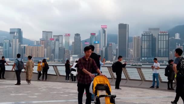 中国香港, 2019年3月22日: 游客参观星光大道的慢行运动。星光大道位于香港维多利亚港沿岸。2019年重新开放 — 图库视频影像