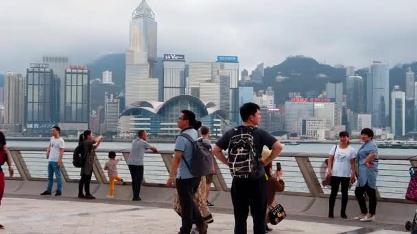 Hong Kong, Čína, 22 března 2019: pomalý pohyb turistů navštíví Avenue hvězd. Avenue of Stars se nachází u přístavu Victoria v Hong Kongu. A znovu v roce 2019 — Stock video