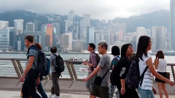 Hong Kong, Čína, 22 března 2019: pomalý pohyb turistů navštíví Avenue hvězd. Avenue of Stars se nachází u přístavu Victoria v Hong Kongu. A znovu v roce 2019 — Stock video