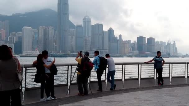 Hong kong, china, 22. März 2019: Zeitlupe von Touristen, die die Allee der Sterne besuchen. Die Allee der Sterne befindet sich entlang des Viktoria-Hafens in Hongkong. Wiedereröffnung 2019 — Stockvideo