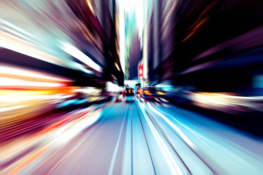Şehirdeki gece trafiği ışıklarının soyut görüntüsü