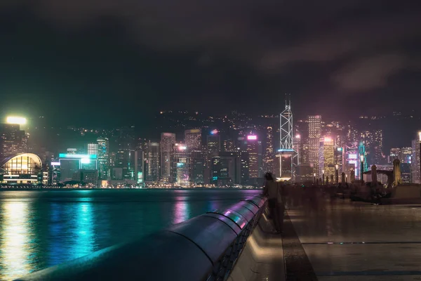 夜の香港の街並み。香港のビクトリア港市 — ストック写真