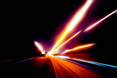 Şehirdeki gece trafiği ışıklarının soyut görüntüsü
