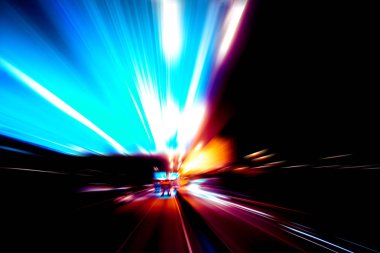 Şehirdeki gece trafiği ışıklarının soyut görüntüsü