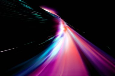 Şehirdeki gece trafiği ışıklarının soyut görüntüsü