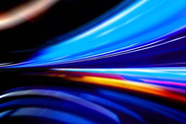 Şehirdeki gece trafiği ışıklarının soyut görüntüsü