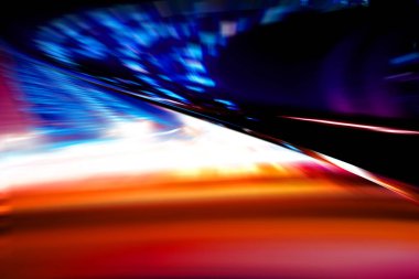 Şehirdeki gece trafiği ışıklarının soyut görüntüsü