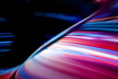 Şehirdeki gece trafiği ışıklarının soyut görüntüsü