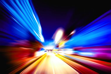 Şehirdeki gece trafiği ışıklarının soyut görüntüsü