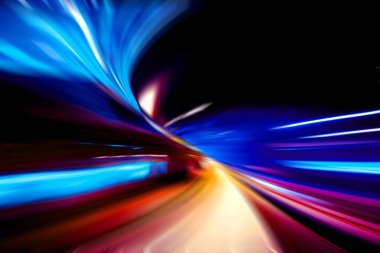 Şehirdeki gece trafiği ışıklarının soyut görüntüsü