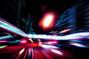 Şehirdeki gece trafiği ışıklarının soyut görüntüsü