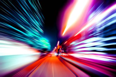 Şehirdeki gece trafiği ışıklarının soyut görüntüsü