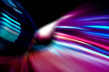 Şehirdeki gece trafiği ışıklarının soyut görüntüsü