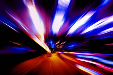 Şehirdeki gece trafiği ışıklarının soyut görüntüsü