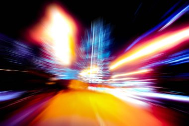 Şehirdeki gece trafiği ışıklarının soyut görüntüsü