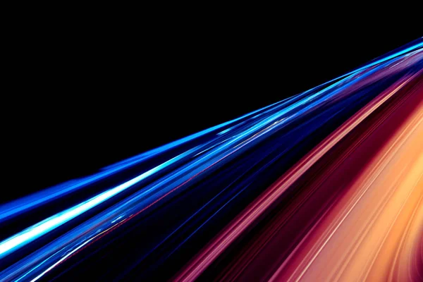 Şehirdeki gece trafiği ışıklarının soyut görüntüsü