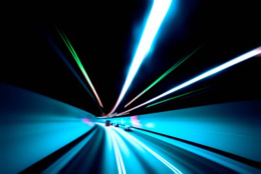 Şehirdeki gece trafiği ışıklarının soyut görüntüsü