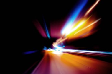 Şehirdeki gece trafiği ışıklarının soyut görüntüsü
