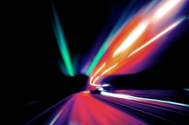 Şehirdeki gece trafiği ışıklarının soyut görüntüsü